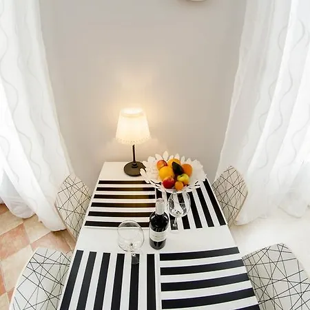 Apartament White *
